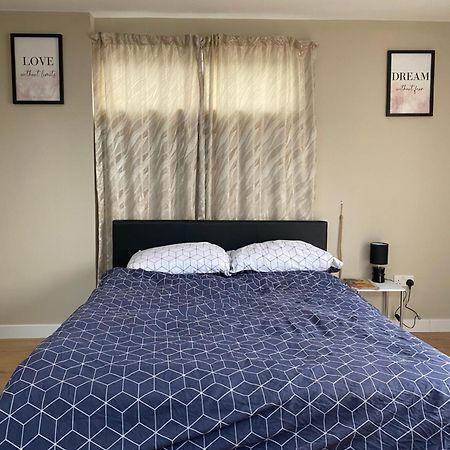 A Spacious Double Bed Studio Stoke-on-Trent Esterno foto