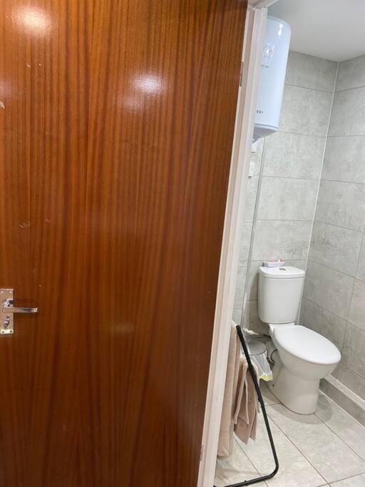 A Spacious Double Bed Studio Stoke-on-Trent Esterno foto