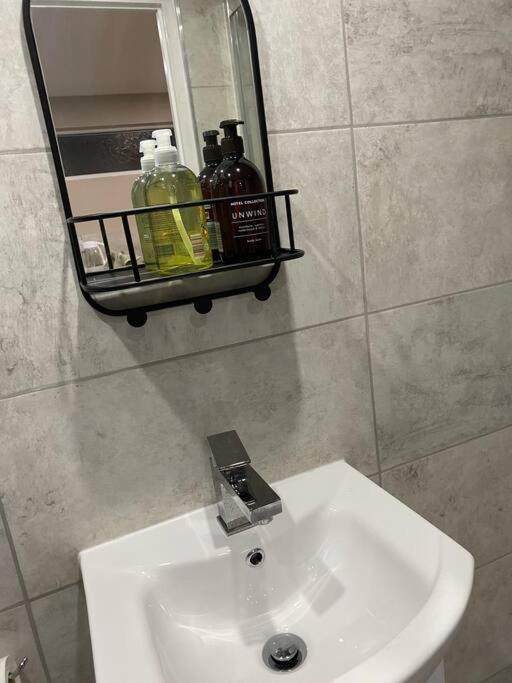 A Spacious Double Bed Studio Stoke-on-Trent Esterno foto