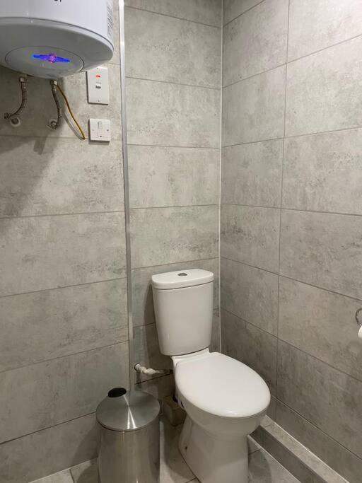 A Spacious Double Bed Studio Stoke-on-Trent Esterno foto