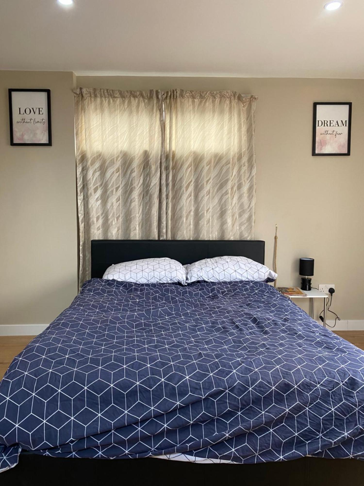 A Spacious Double Bed Studio Stoke-on-Trent Esterno foto